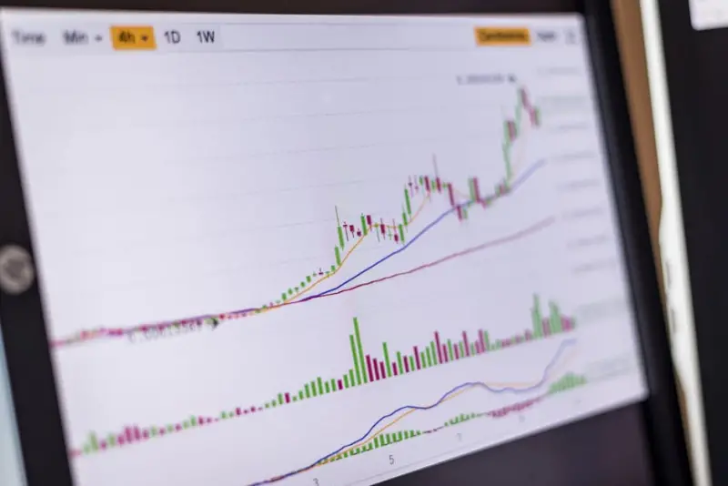 Ibovespa atinge 190 mil pontos com sustentação internacional e commodities