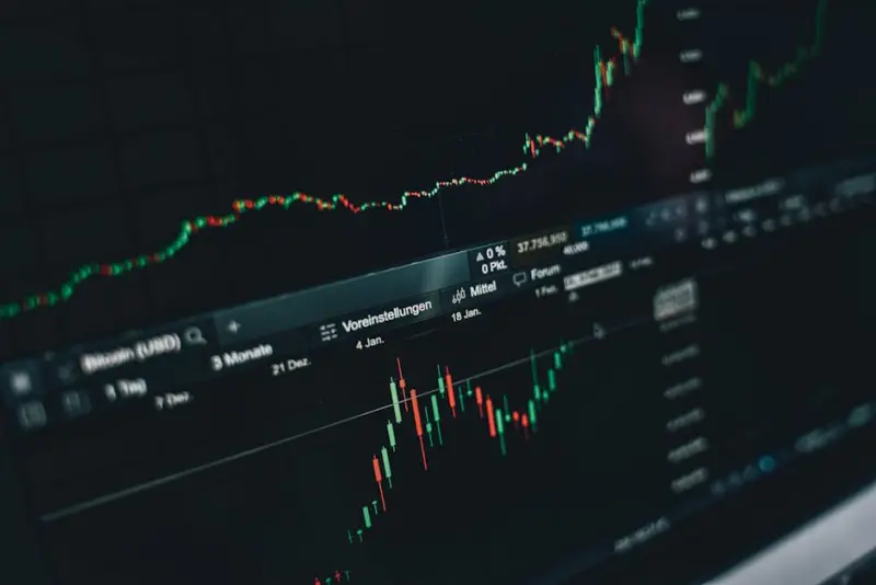 Ibovespa atinge novo recorde com blue chips impulsionando retomada do mercado