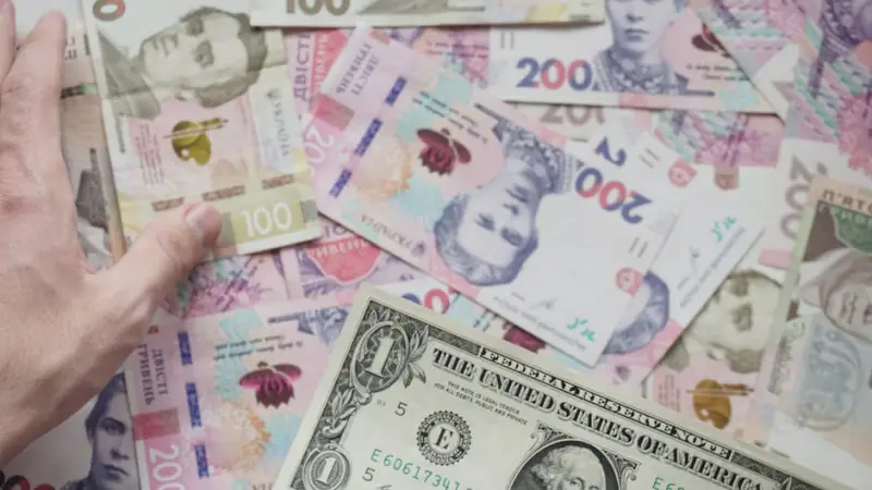 Dólar cai para R$ 5,12: menor nível desde maio de 2024 com dados e eleições