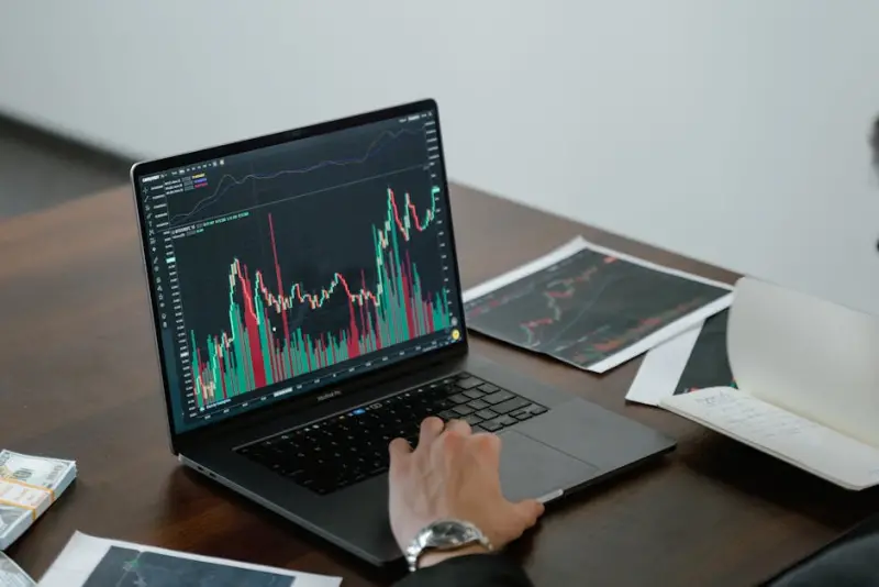 Contax (CTAX3) planeja grupamento de ações após alerta da B3 sobre 'Penny Stock'