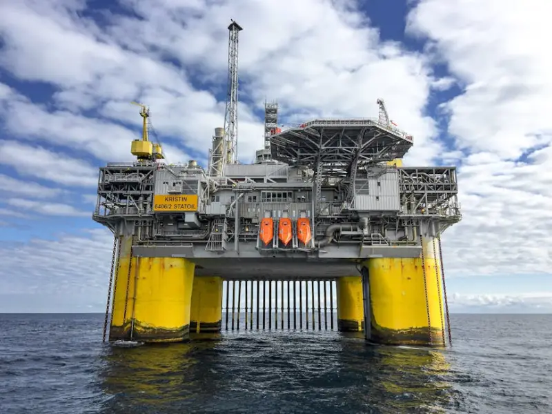 Petrobras, PRIO e Brava sobem com petróleo e foco em balanços