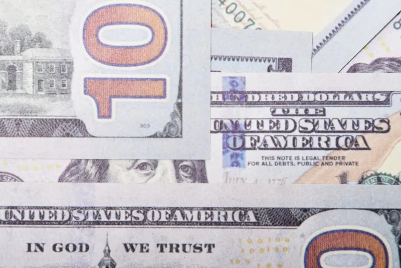 Dólar opera em queda com leilões do Banco Central e força dos serviços no Brasil