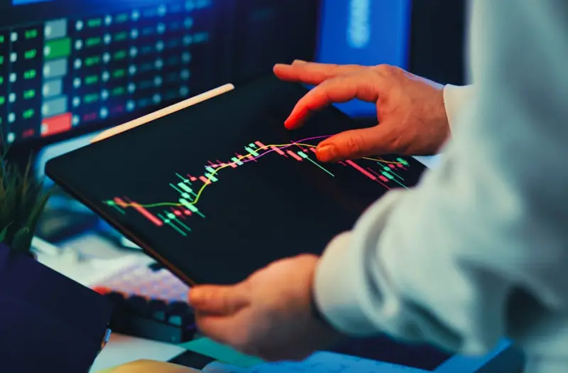Ouro recua 6%: Entenda o colapso dos fundamentos e o impacto no mercado