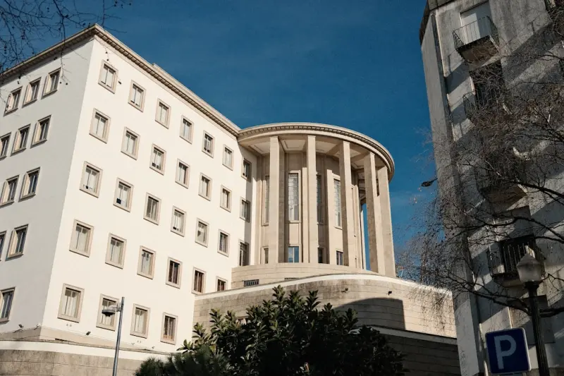 Selic e FIIs: Janela de Oportunidade Persiste com IFIX Abaixo do Valor Patrimonial