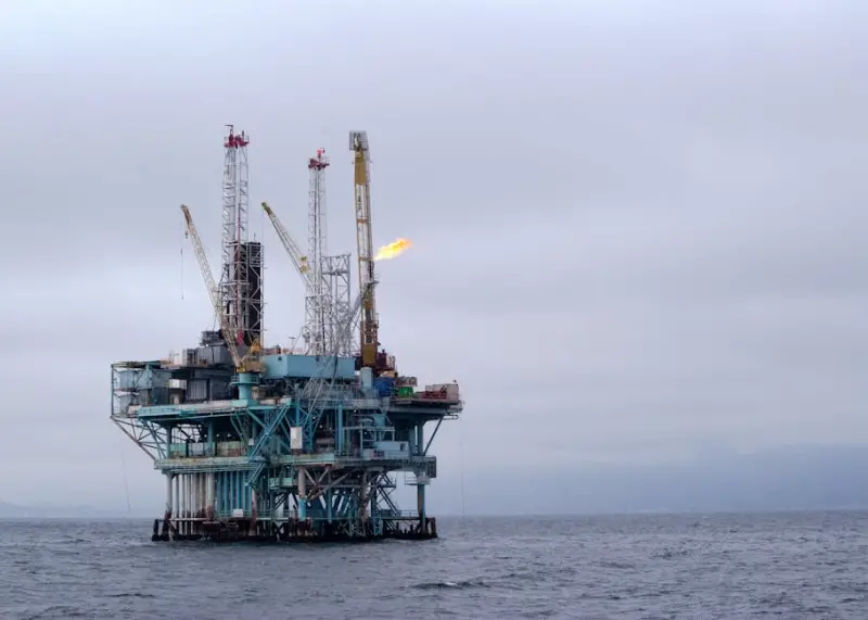 Ibovespa opera sob pressão geopolítica e escalada do petróleo a US$ 115