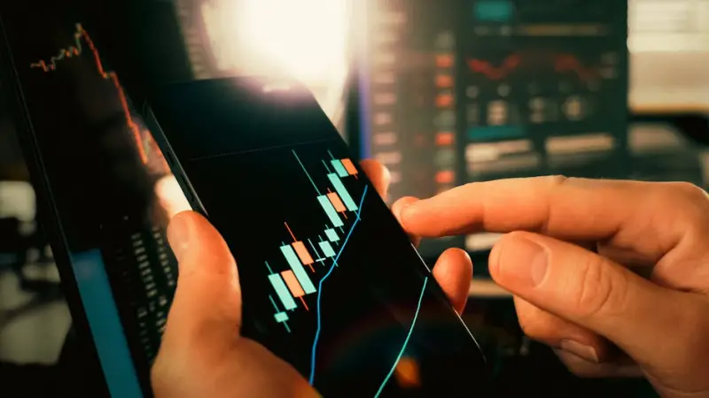 Ouro recua levemente para US$ 4.823 com tensões no Oriente Médio