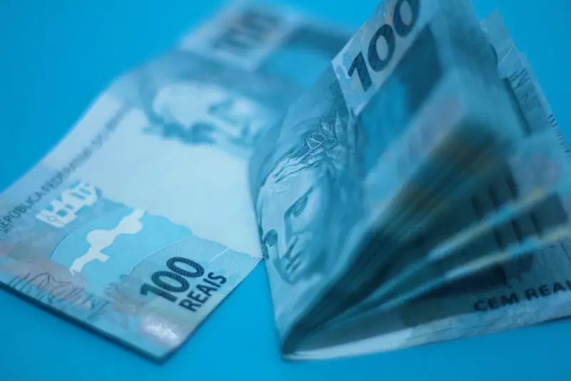 Dólar Hoje: Câmbio Estável sob Tensões Geopolíticas e Dados do IBC-Br