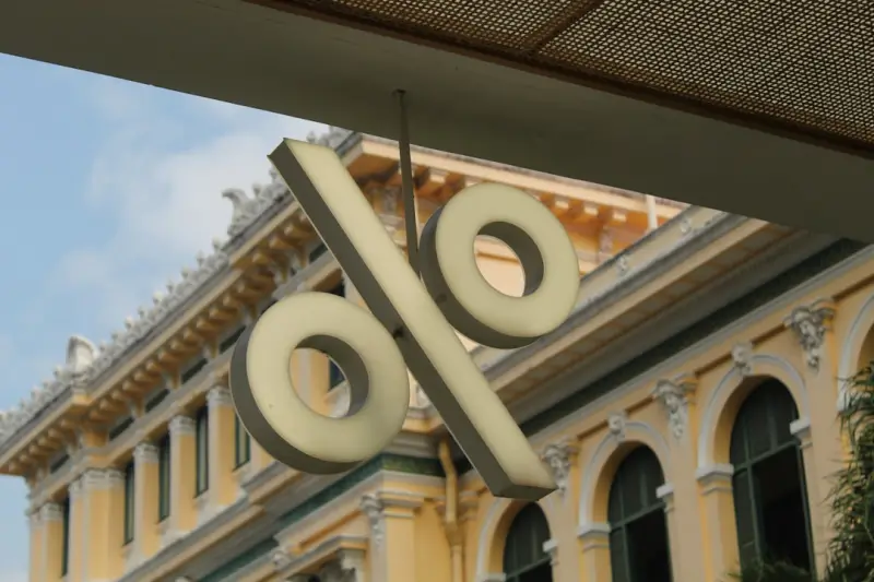 Fed: John Williams descarta sinalizações sobre juros devido à incerteza global