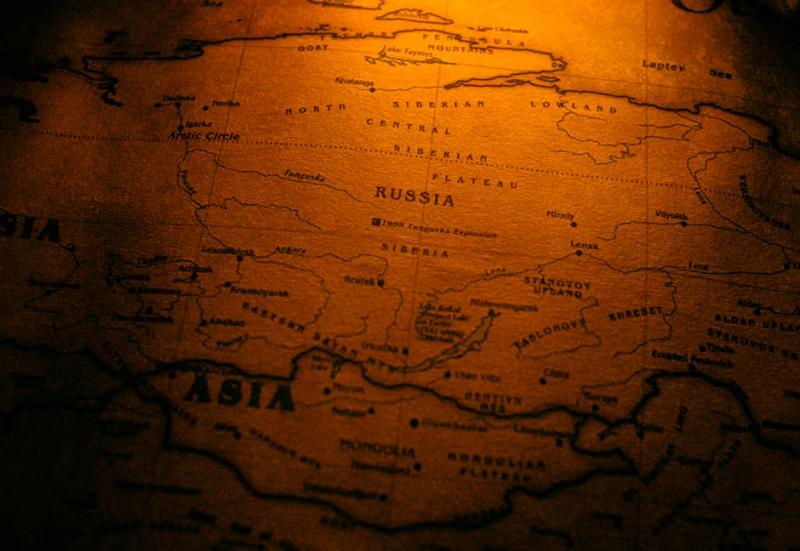 DIs fecham estáveis em 13,74% com foco em geopolítica e decisões monetárias