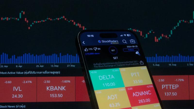 Ouro recua 2,4% e prata cai 3,80% com tensão no Oriente Médio e dólar forte