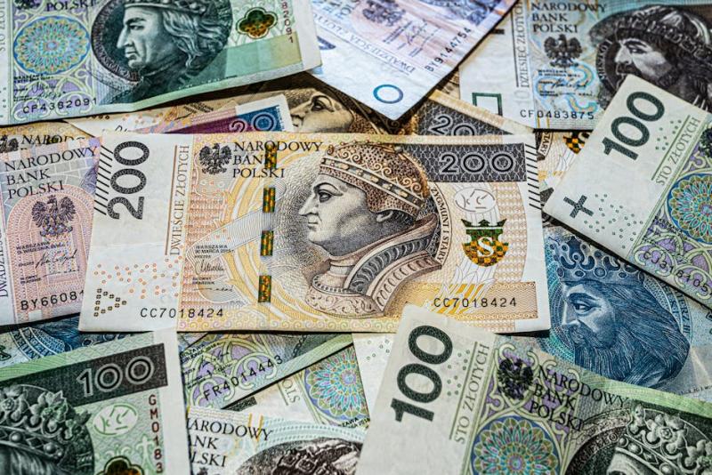 Dólar recua com ata do Copom e tensões no Oriente Médio