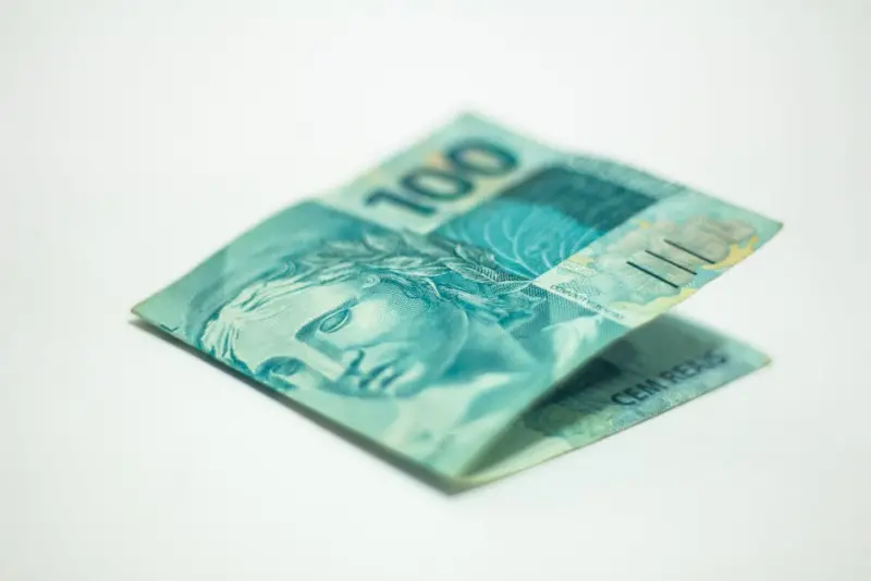 XP revisa Selic para 13,75% e projeta dólar a R$ 5 no fim de 2026