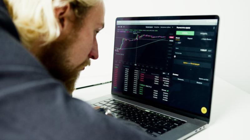 CVCB3: queda de 15% no 1T26 expõe reversão de lucro e cautela analítica