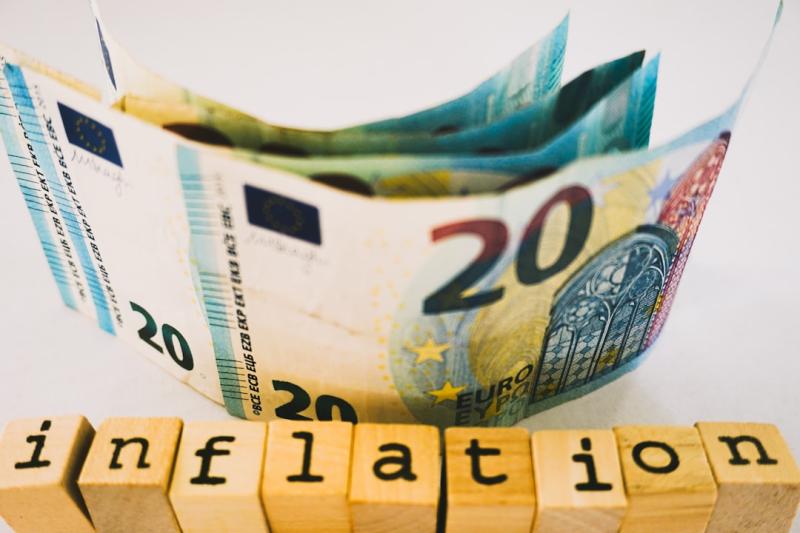 Dólar recua para R$ 5,042 em meio a impasse EUA-Irã e Selic sobe