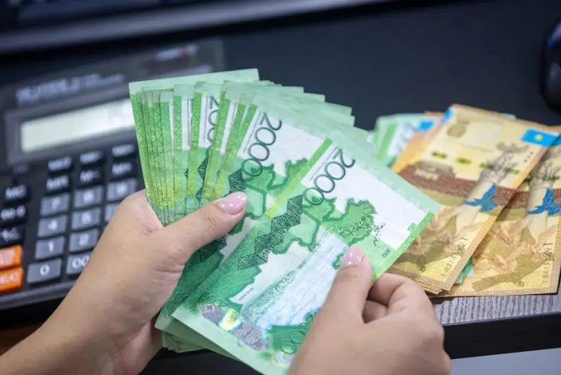 Ouro recua perdas e avança com alívio no Ormuz e fraqueza do dólar
