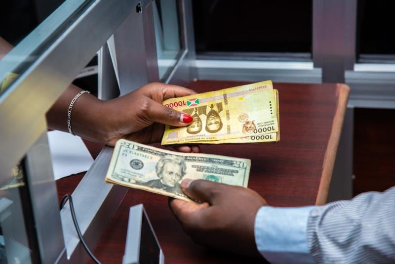 Dólar sobe com volatilidade geopolítica e agenda econômica em foco