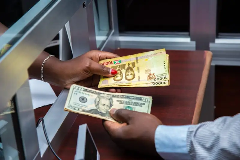 Dólar sobe com volatilidade geopolítica e agenda econômica em foco