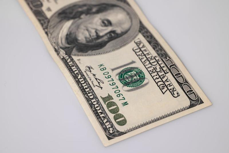 Dólar sobe a R$ 5,018 com tensão no Oriente Médio e rolagem cambial
