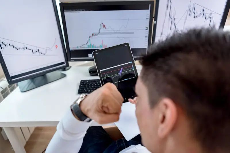 Ibovespa recua 1,28% com cautela fiscal e dados de inflação nos EUA