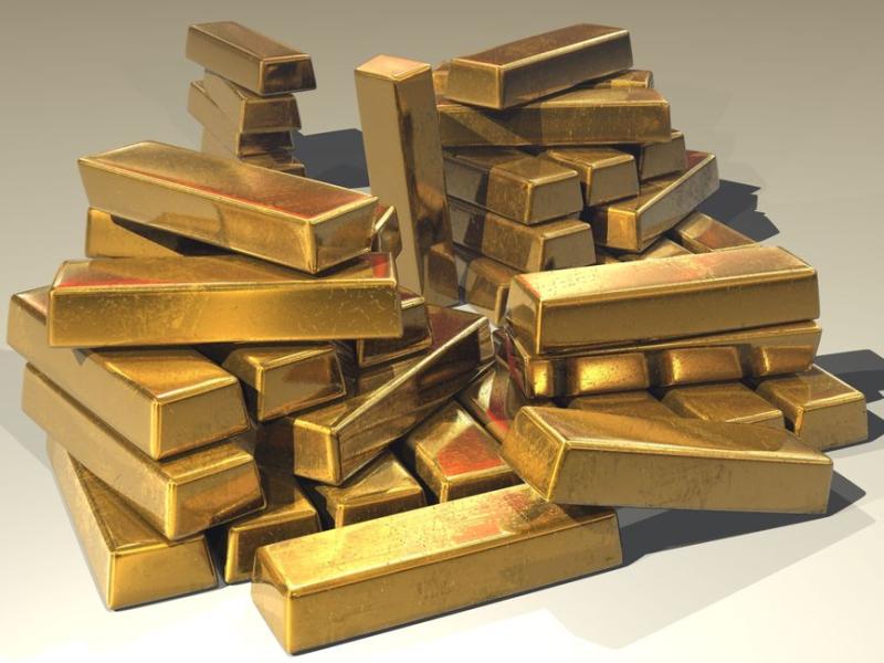 Ouro recua com avanço nas negociações EUA-Irã e pressão monetária do Fed