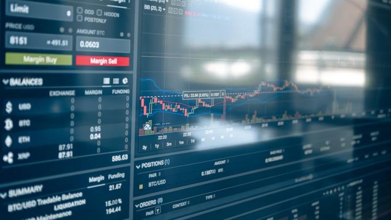 Dólar recua a R$ 5,002 com apetite por risco e revisões do Boletim Focus