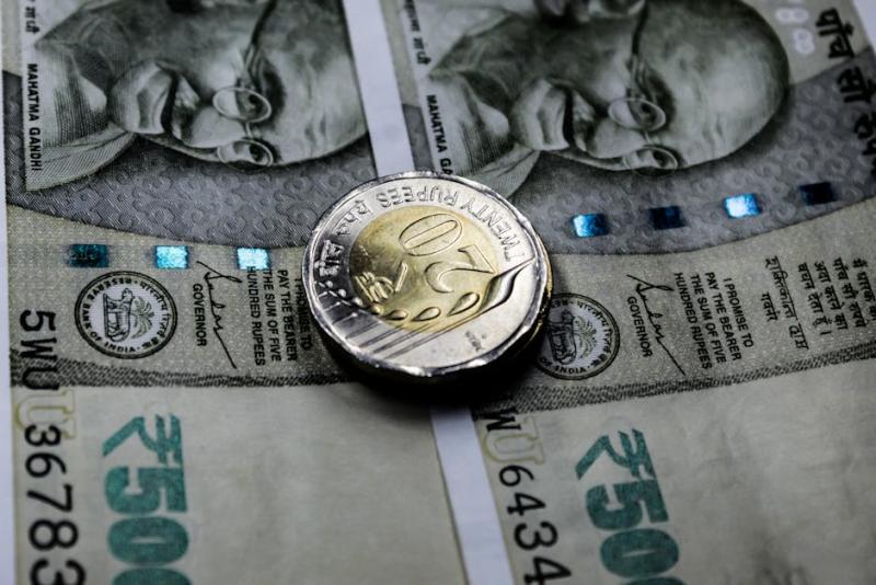 Bolsa Pressionada por Déficit Externo e Tensão Geopolítica; Juros e Dólar Reagem