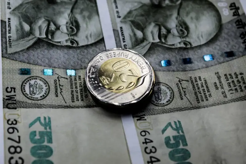 Bolsa Pressionada por Déficit Externo e Tensão Geopolítica; Juros e Dólar Reagem