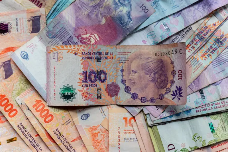 Juros a 14% até 2026 freiam crédito e elevam tensão fiscal eleitoral