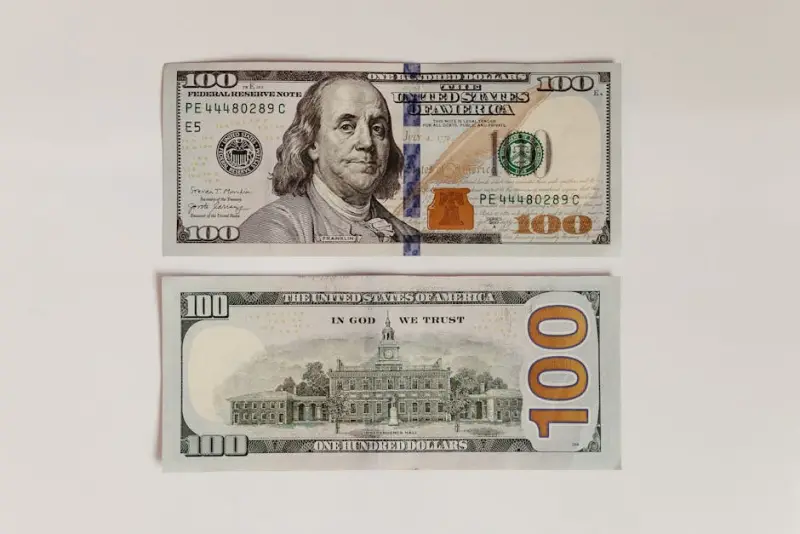Dólar avança e testa R$ 5,05 com PIB e dívida pública em foco