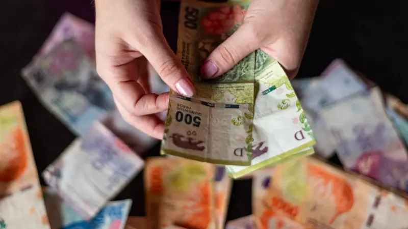 Dólar recua 0,33% sob risco de tarifa de 25% dos EUA e tensão no Irã