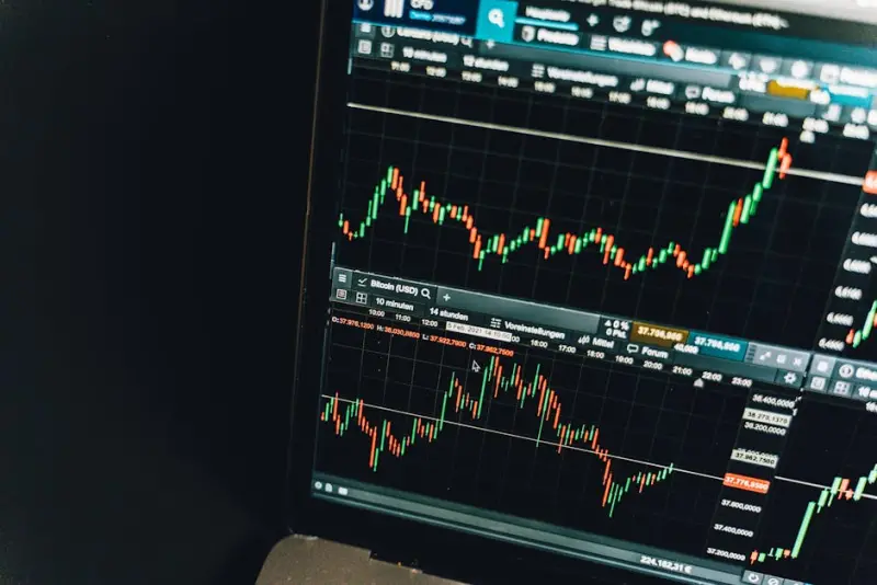 Nubank: queda de ações após troca de CFO e reavaliações de mercado