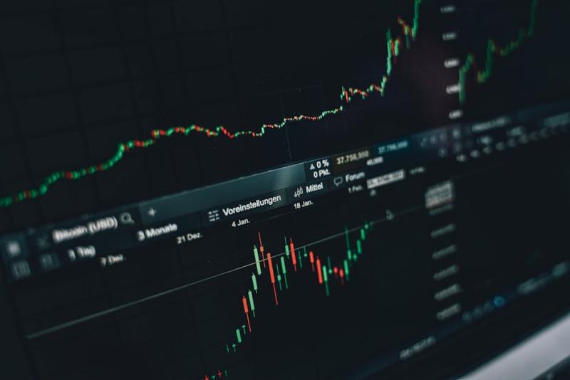 Petróleo Brent avança com tensão EUA-Irã e prêmio de risco geopolítico