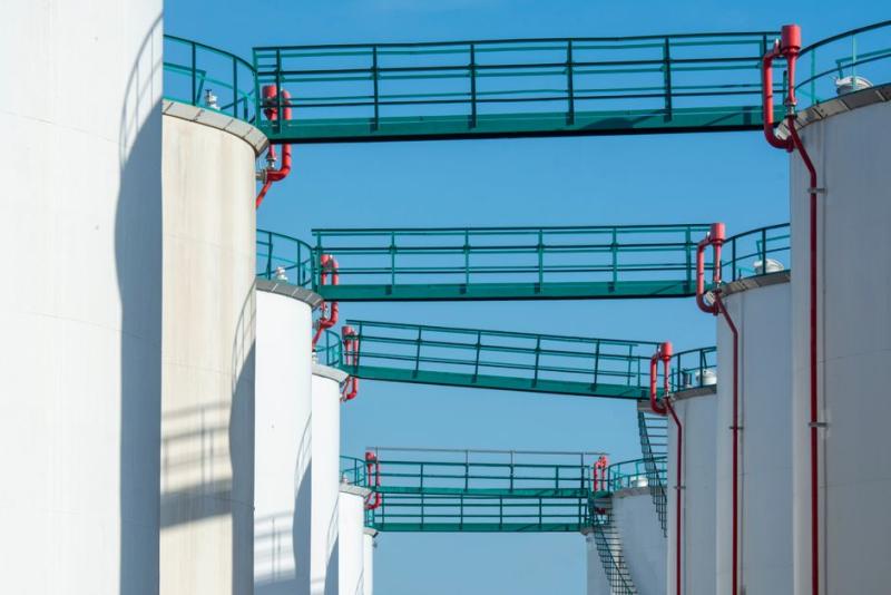 Petroleiras em queda pós-geopolítica: análise de FCFE e cenários para o setor