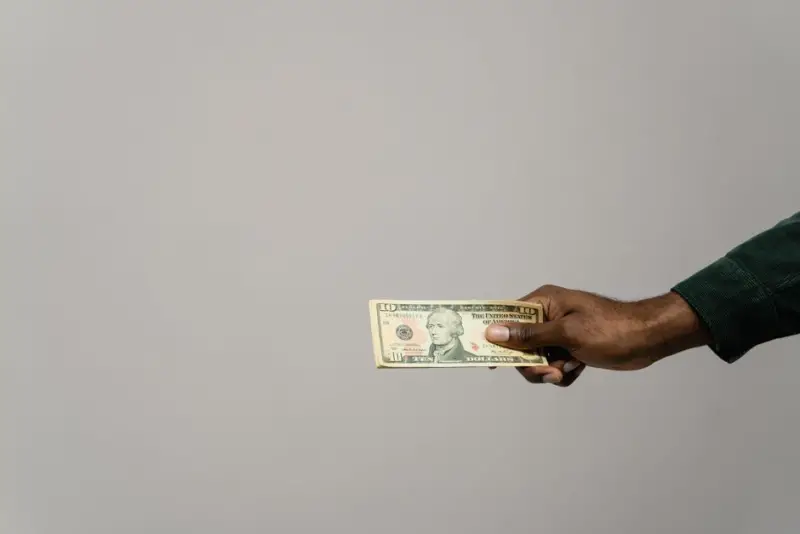 Dólar cai a R$ 5,14 com leilão do BC e otimismo nas negociações EUA-Irã