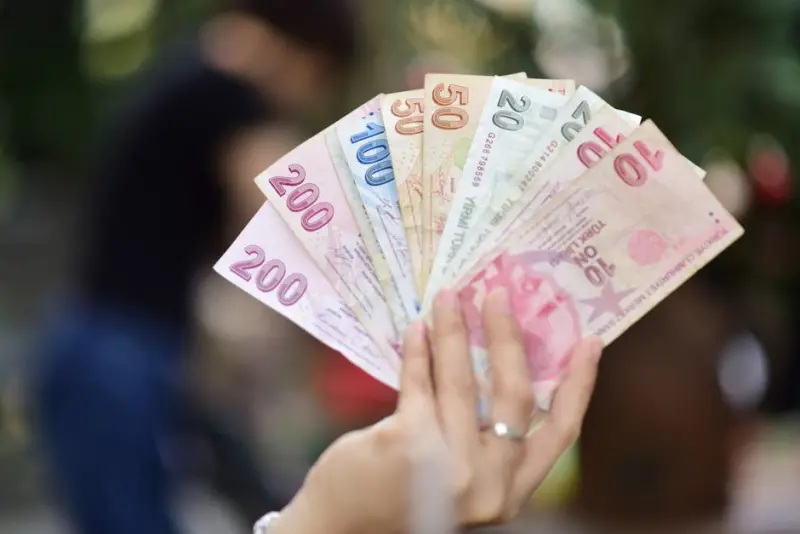 Dólar avança a R$ 5,17 com força externa e mercado monitorando ata do Copom