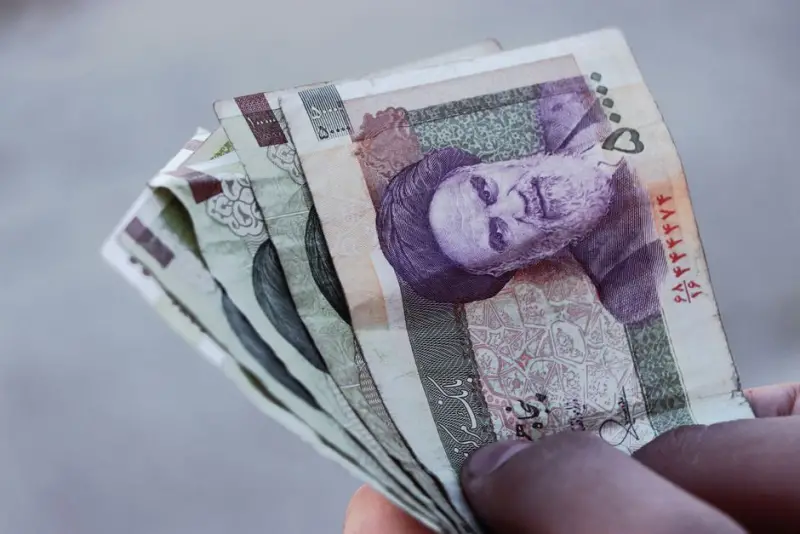 Dólar avança a R$ 5,20 com fluxo de proteção e nova precificação de juros do Fed