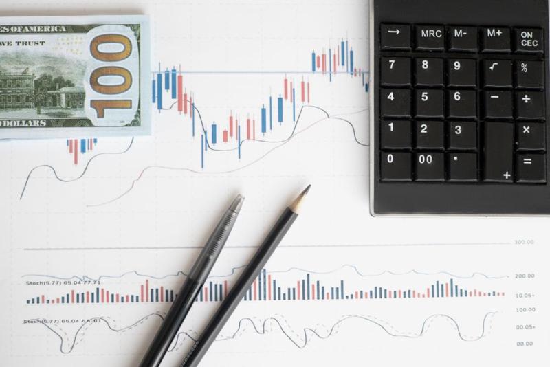 Petróleo recua 3% com normalização em Ormuz e avanço nas negociações EUA-Irã