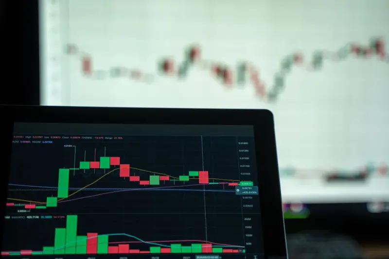 XP revisa IPCA para 5,2% e mantém Selic em 14,00%; estratégias setoriais