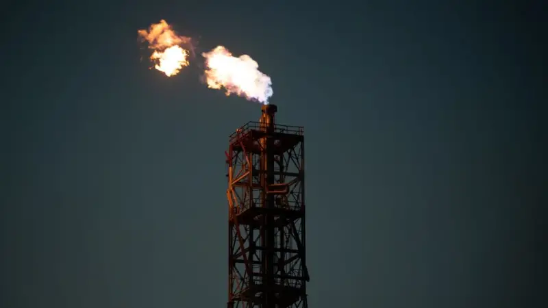 Ibovespa recua 1,5% pressionado por petróleo e tarifas; semana encerra estável