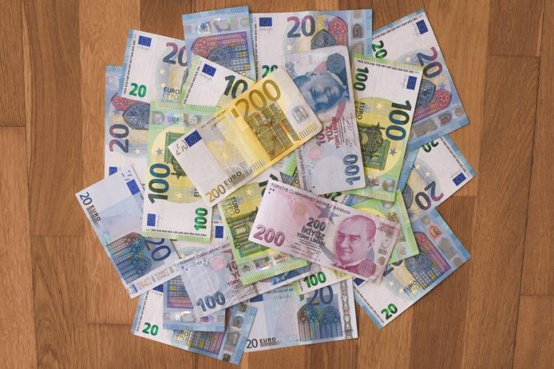 Cenário Macro e Geopolítico: Cortes na Selic, Petróleo e Bolsas Globais em 03/08