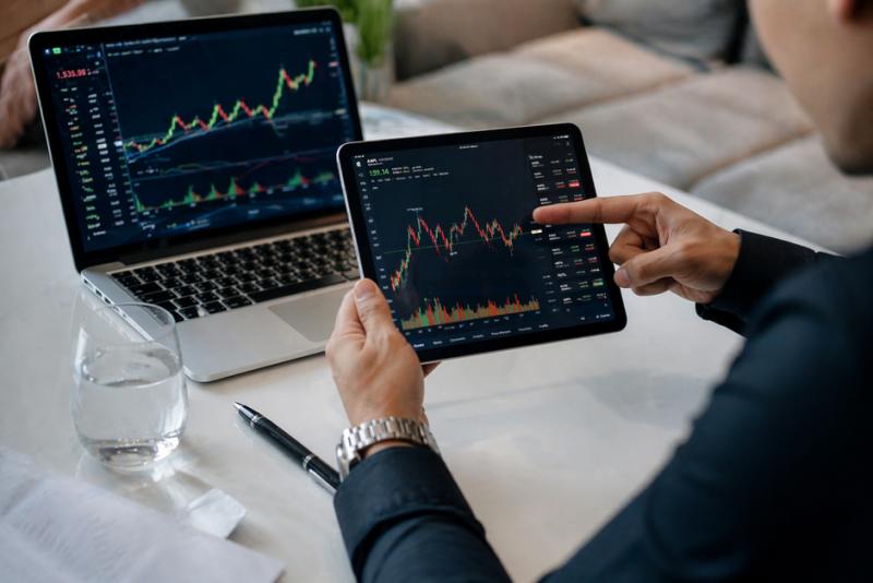 Dólar opera estável com IPCA acima da expectativa e alerta do Copom