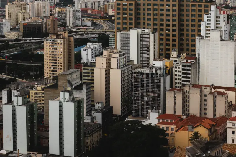 Tesouro IPCA+ 2050 sobe 9,79% e supera Ibovespa: o risco do recuo de 6,94%
