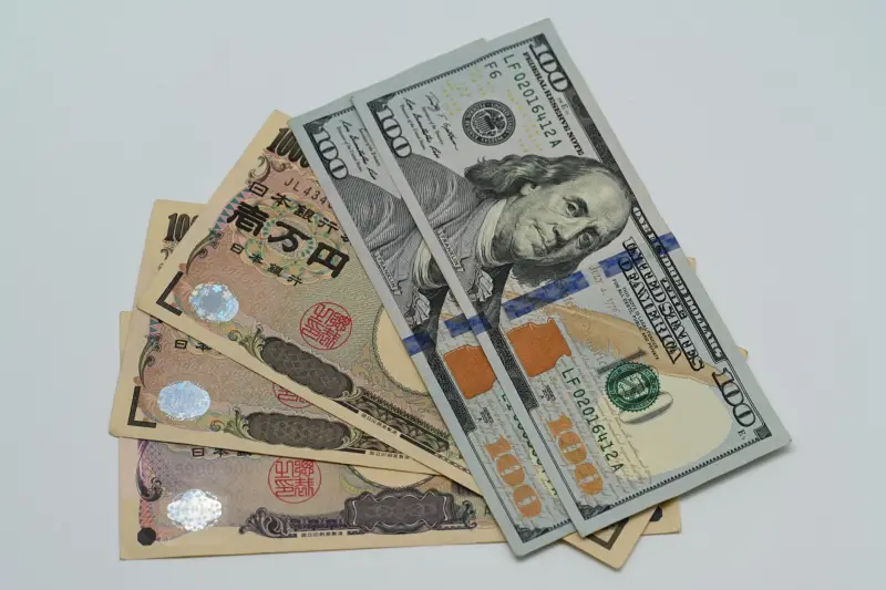 Dólar a R$ 5,02: o que o câmbio baixo muda no retorno de quem investe fora